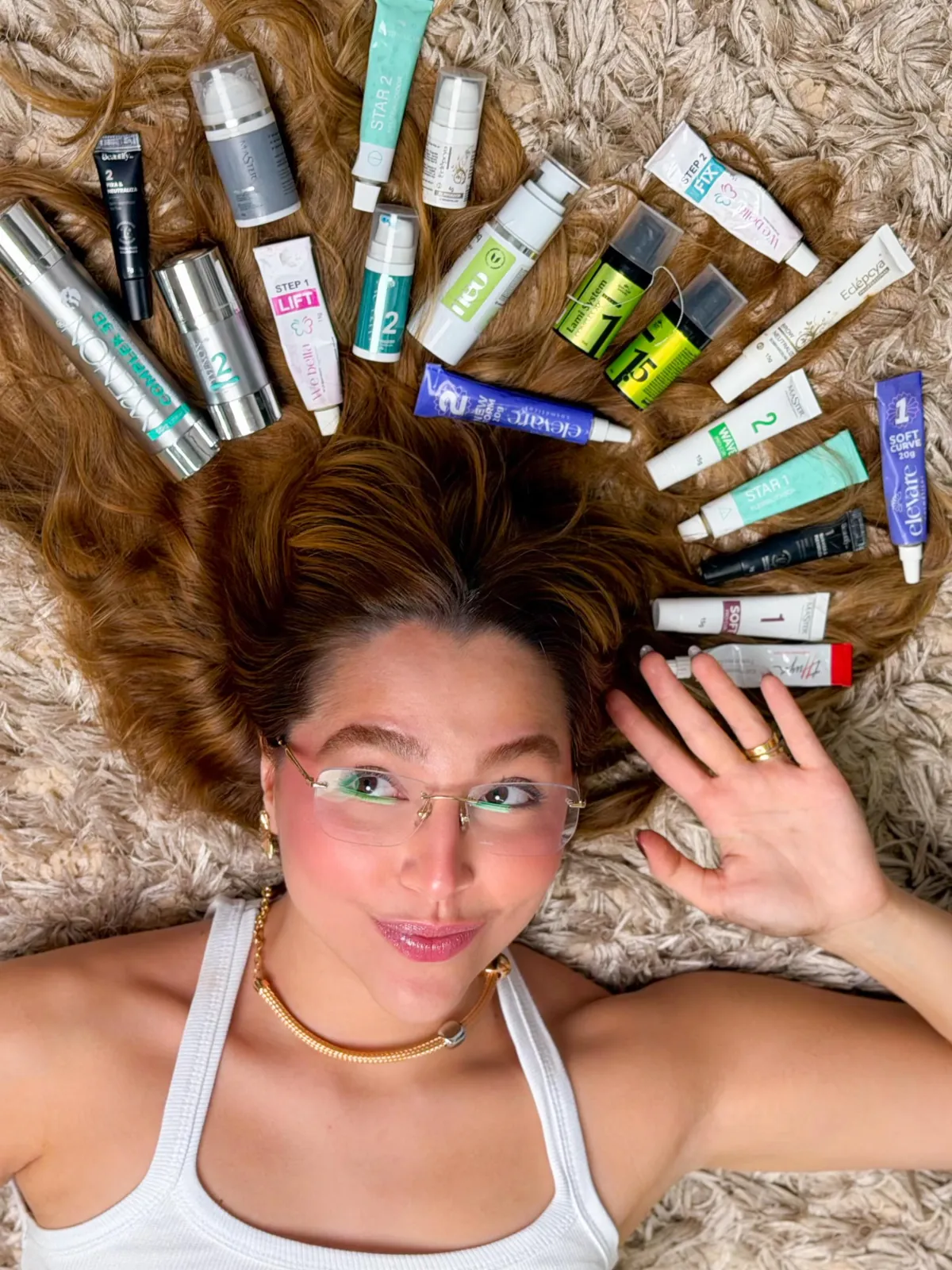 Ana cercada por diferentes produtos de beleza, representando variedade de ideias.
